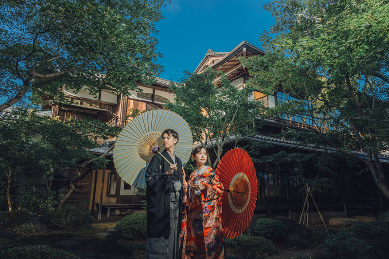 お庭で番傘を使って