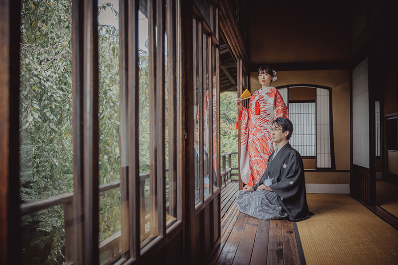 2階の窓際で自然光を活かして