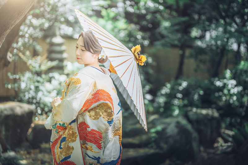 お庭で番傘を使って