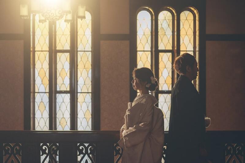 窓際で自然光を活かして