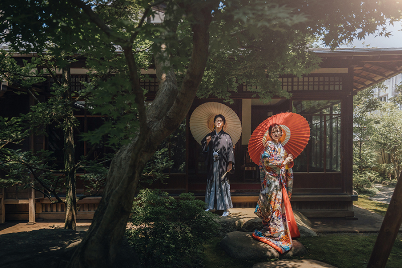 お庭で番傘を使って