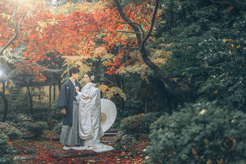 お庭で番傘を使って