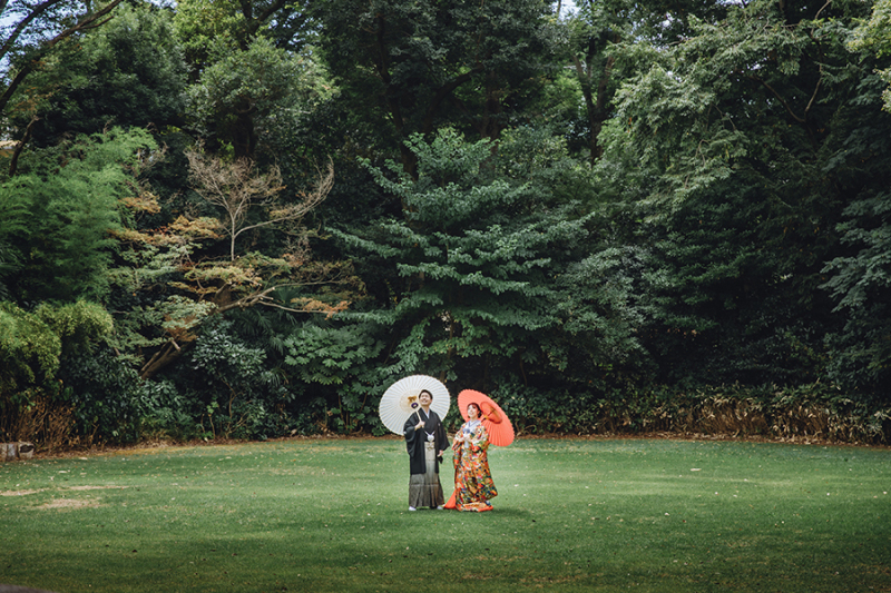 お庭で番傘を使って