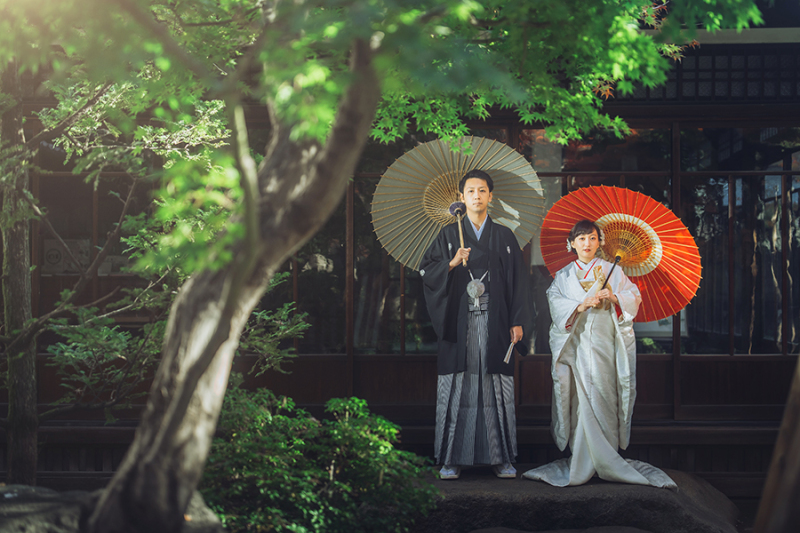 お庭で番傘を使って