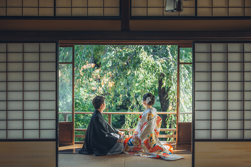 2階の窓際で自然光を活かして