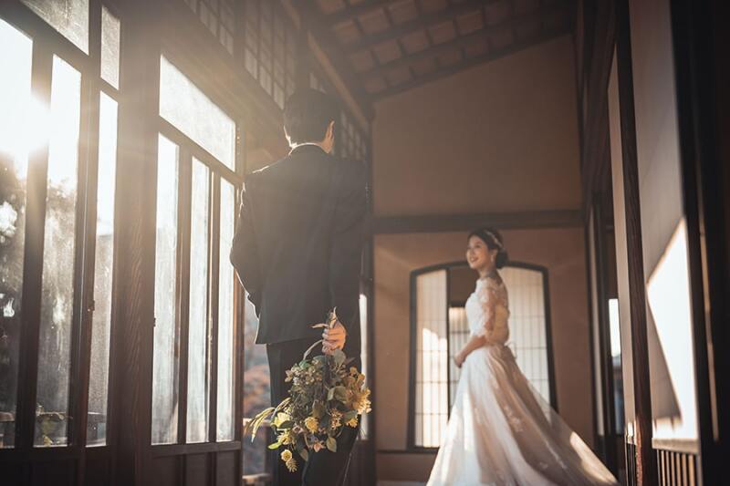 ご新婦様へ歩みよる姿を