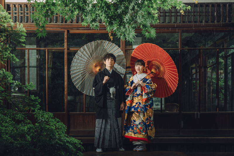 お庭で番傘を使って