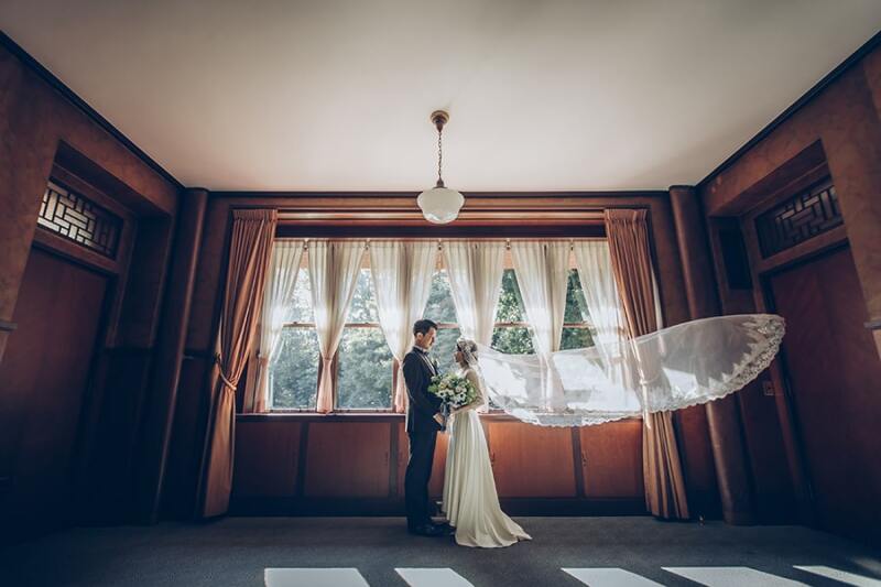 ベールが羽のように広がります