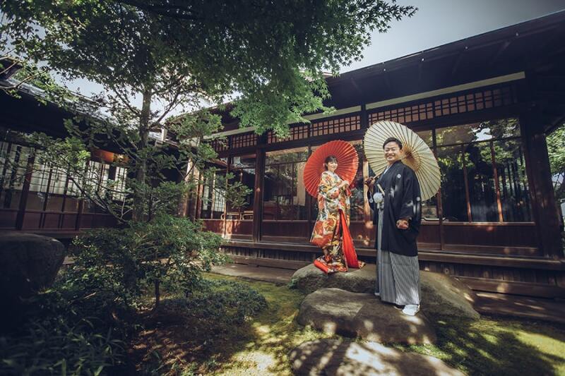 お庭で番傘を使って