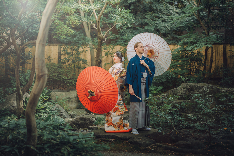 お庭で番傘を使って