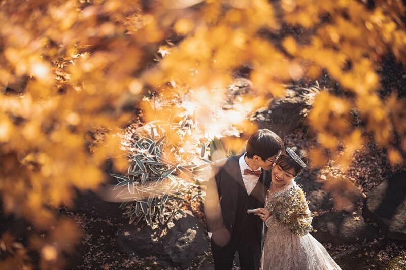 紅葉に包まれるおふたりでラストカット