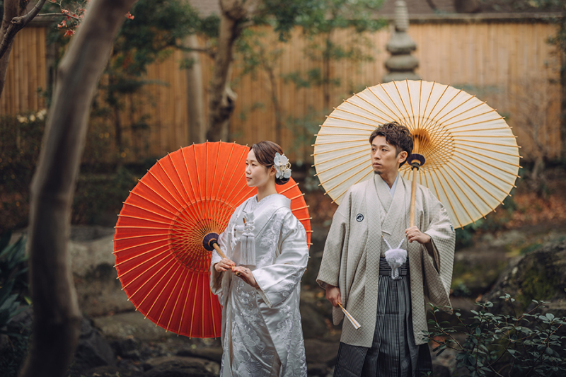 お庭で番傘を使って