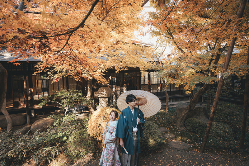 お庭で番傘を使って