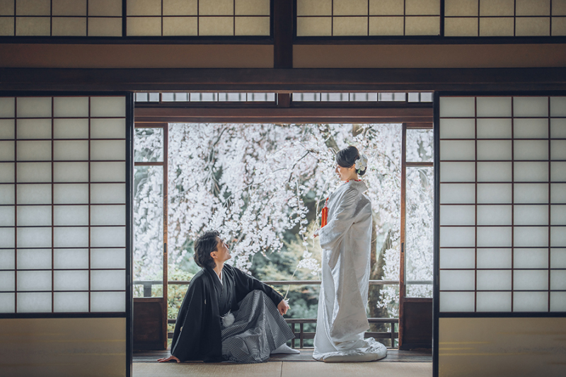 2階の窓際で自然光を活かして