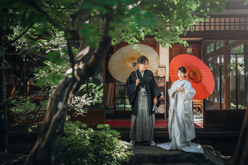 お庭で番傘を使って