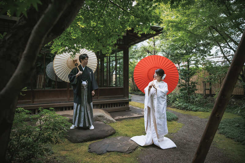 お庭で番傘を使って