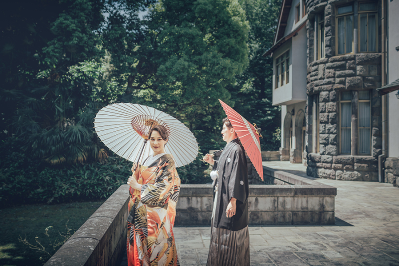 お庭で番傘を使って