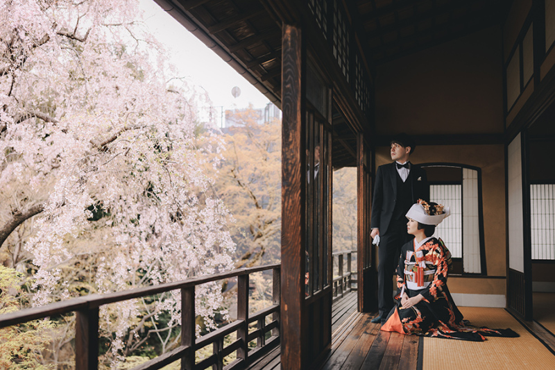 2階の窓際で自然光を活かして