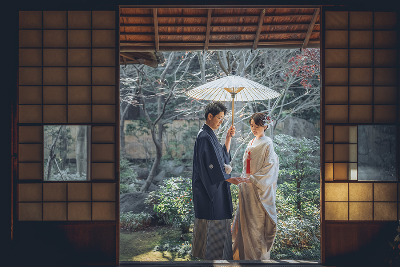 お庭で番傘を使って