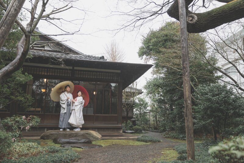 13:38 雨の中、傘を使って