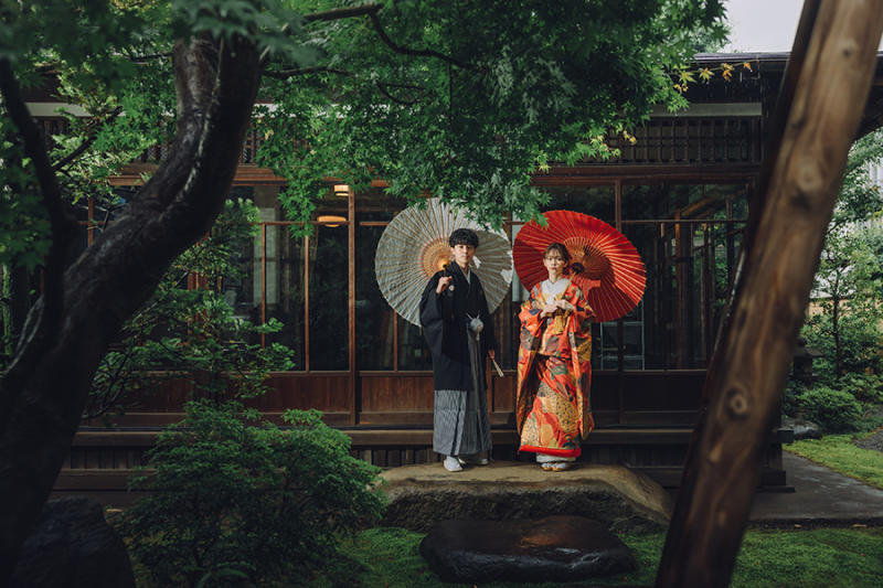 お庭で番傘を使って