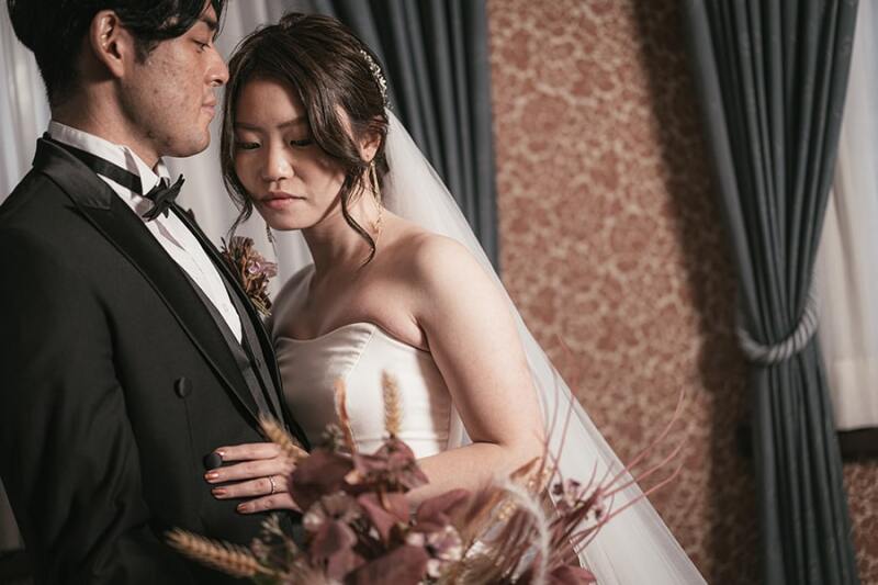 寄り添ってクールな表情も