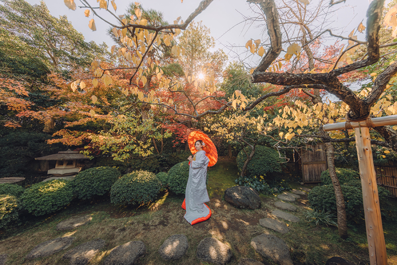 お庭で番傘を使って