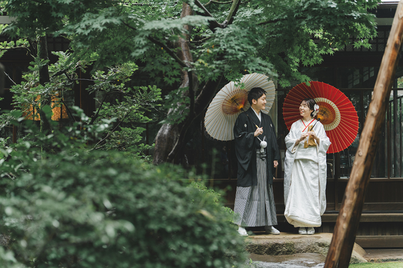 お庭で番傘を使って