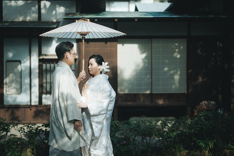 お庭で番傘を使って