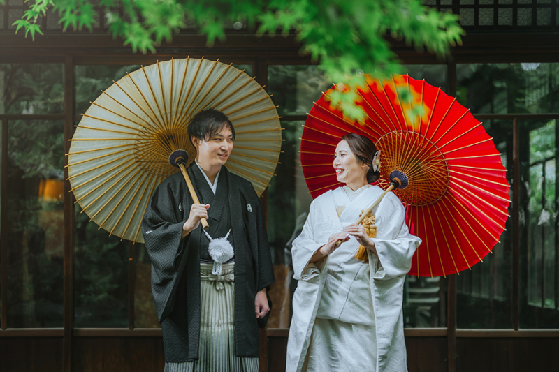 お庭で番傘を使って