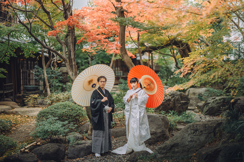 お庭で番傘を使って