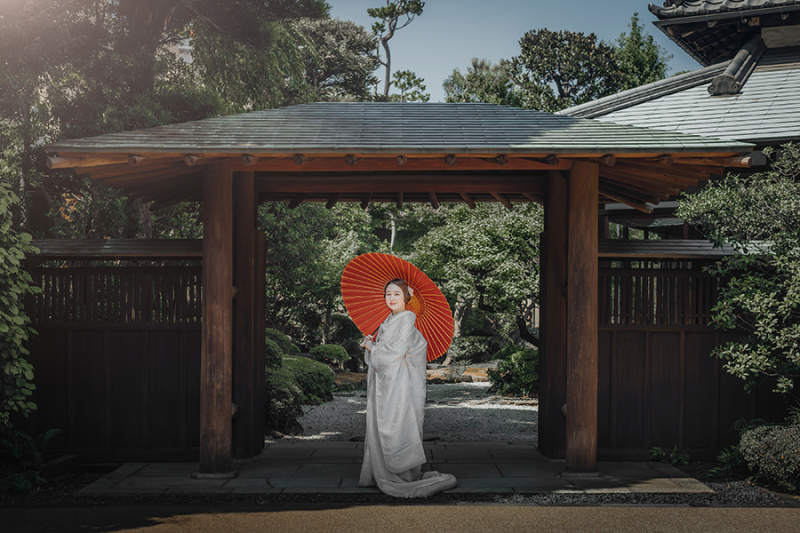 お庭で番傘を使って