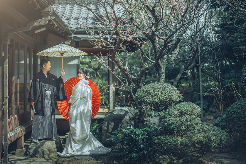 お庭で番傘を使って