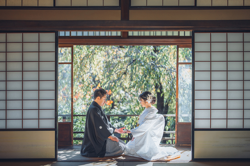 2階の窓際で自然光を活かして