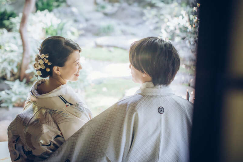 縁側に腰掛ける様子はナチュラルな雰囲気で