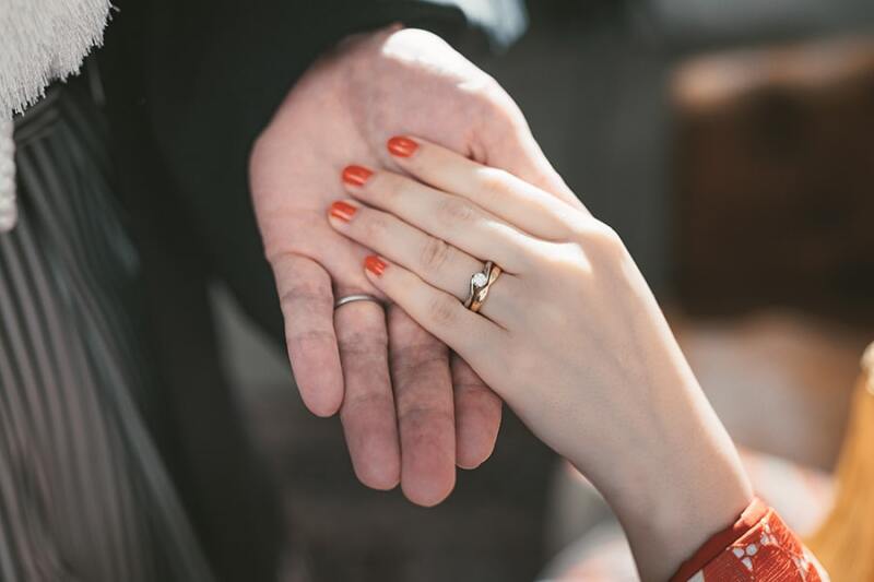 指輪の手元