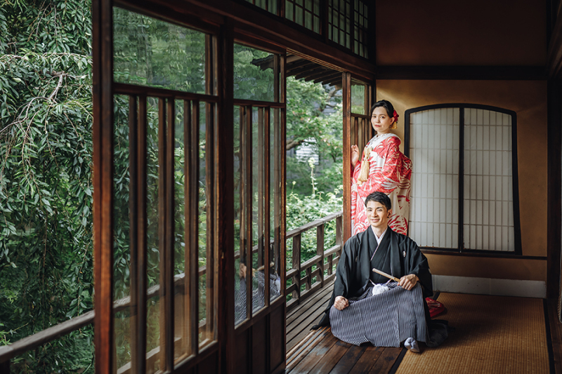 2階の窓際で自然光を活かして