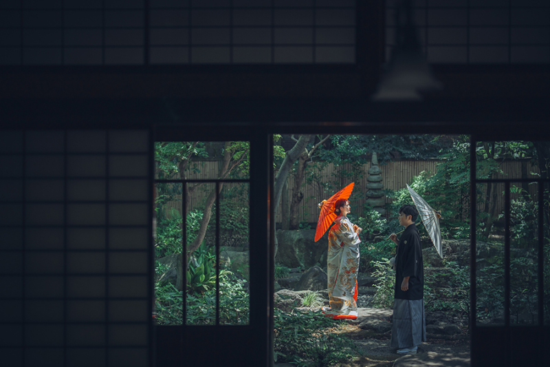 お庭で番傘を使って