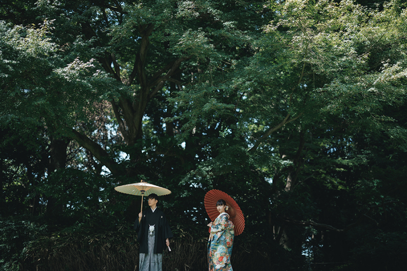 お庭で番傘を使って