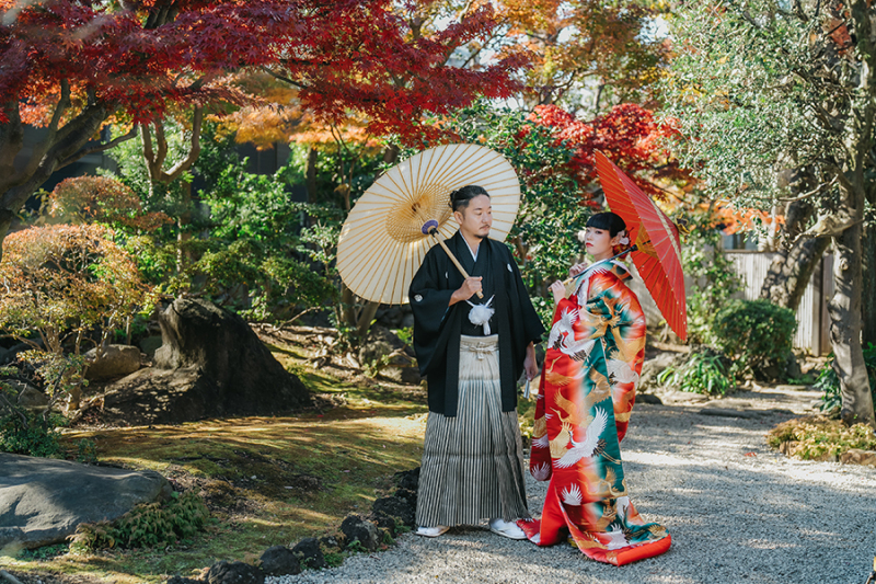 お庭で番傘を使って