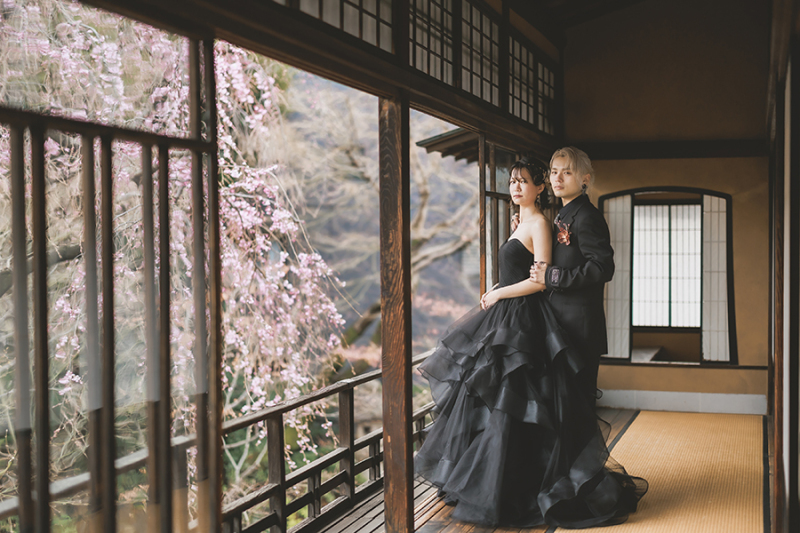 2階の窓際で自然光を活かして