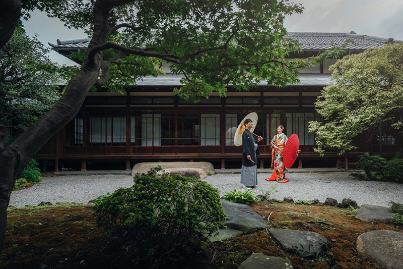 お庭で番傘を使って