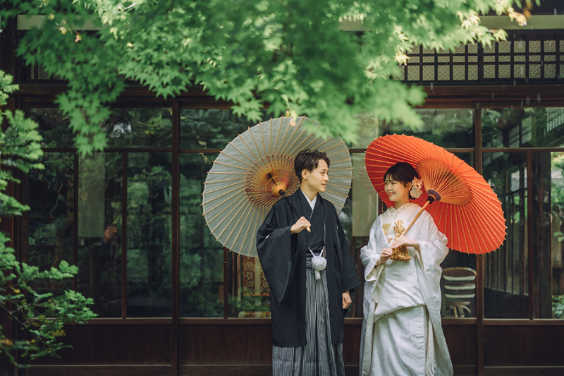 お庭で番傘を使って