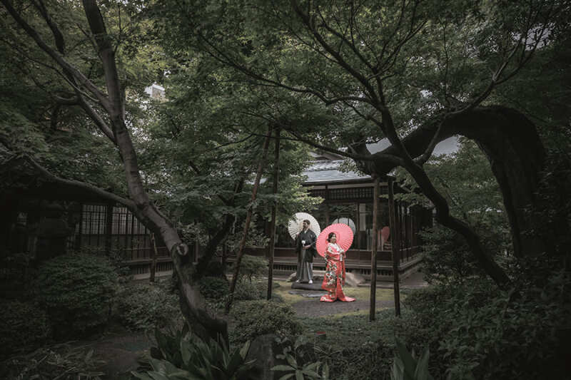 お庭で番傘を使って