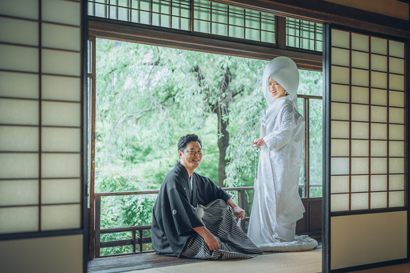 2階の窓際で自然光を活かして