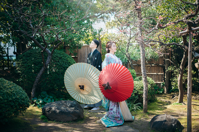 お庭で番傘を使って