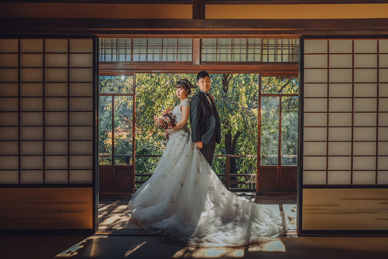 2階の窓際で自然光を活かして