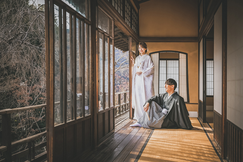 2階の窓際で自然光を活かして