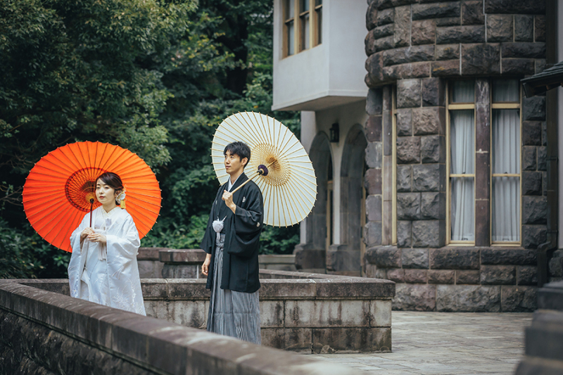 お庭で番傘を使って