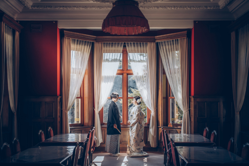 真っ赤な壁紙でシックに